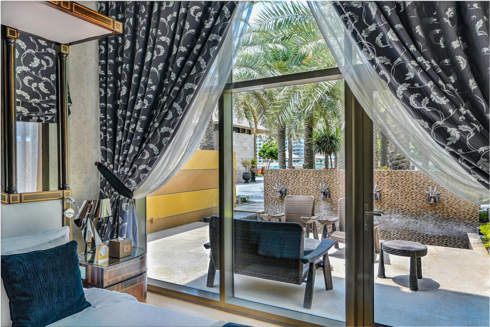 Reef Boutique Hotel Manama Extérieur photo A view of the pool from a suite